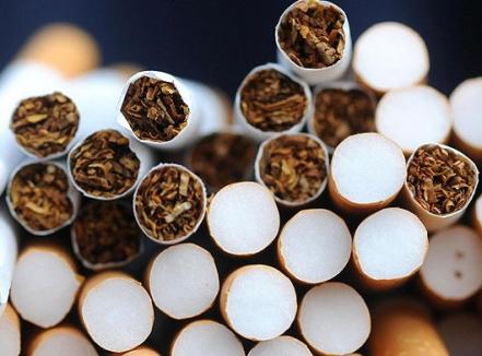 Un salontan, prins cu 25.000 de ţigarete de contrabandă într-o maşină furată